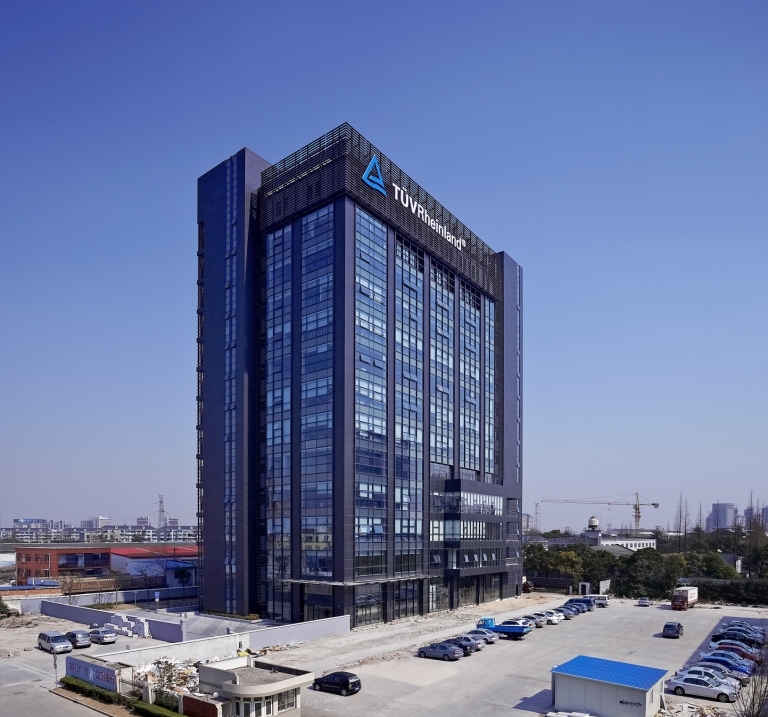 Neues TÜV Rheinland-Haus in Shanghai: Der Standort für 300 Mitarbeiterinnen und Mitarbeiter beherbergt seit Mitte April 2010 auf 17.000 Quadratmetern auch zahlreiche Prüflaboratorien. Foto: TÜV Rheinland